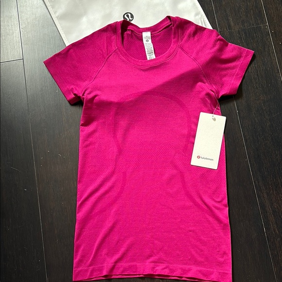 lululemon SWIFTLY TECH SHORT SLEEVE 2.0 RIPENED RASPBERRY SZ 46 NWT